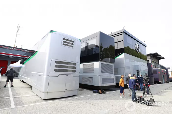El motorhome de Mercedes en el paddock
