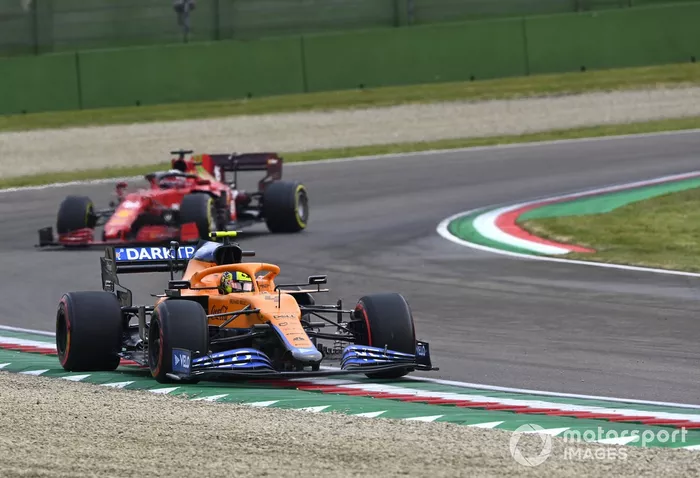 Lando Norris, McLaren MCL35M, Charles Leclerc, Ferrari SF21