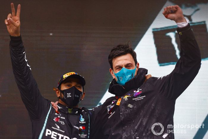 Podio: ganador y campeón del mundo Lewis Hamilton, Mercedes-AMG F1 con Toto Wolff, Director Ejecutivo Mercedes AMG