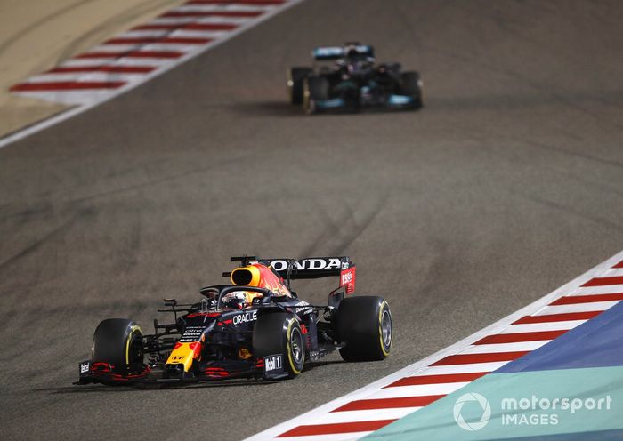 Max Verstappen, Red Bull Racing RB16B, Lewis Hamilton, Mercedes W12 