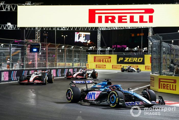 Esteban Ocon, Alpine A523, Kevin Magnussen, Haas VF-23, Nico Hulkenberg, Haas VF-23