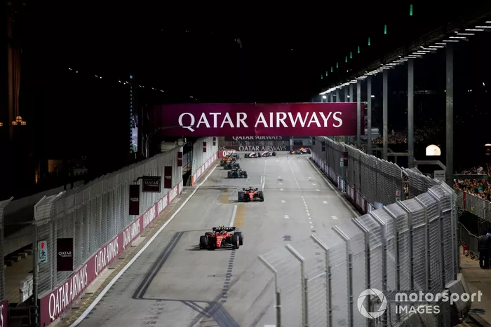 Carlos Sainz, Ferrari SF-23, Charles Leclerc, Ferrari SF-23, Lewis Hamilton, Mercedes F1 W14