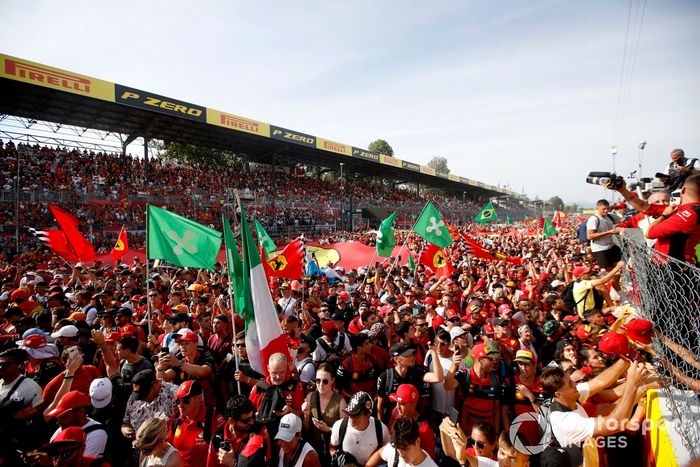 Una gran multitud invade el circuito tras la carrera
