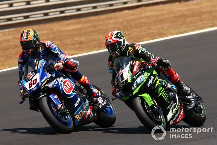 Michael van der Mark, Pata Yamaha passes Jonathan Rea, Kawasaki Racing