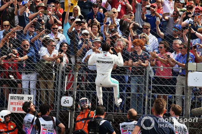 Lewis Hamilton, Mercedes AMG F1, celebra la pole después de la sesión clasificatoria
 