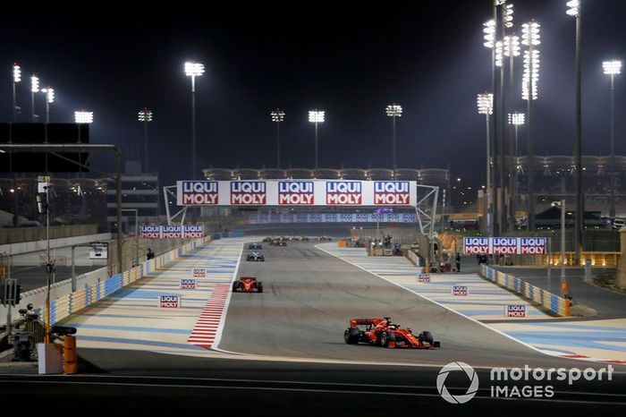 Sebastian Vettel, Ferrari SF90, Charles Leclerc, Ferrari SF90, y Lewis Hamilton, Mercedes AMG F1 W10