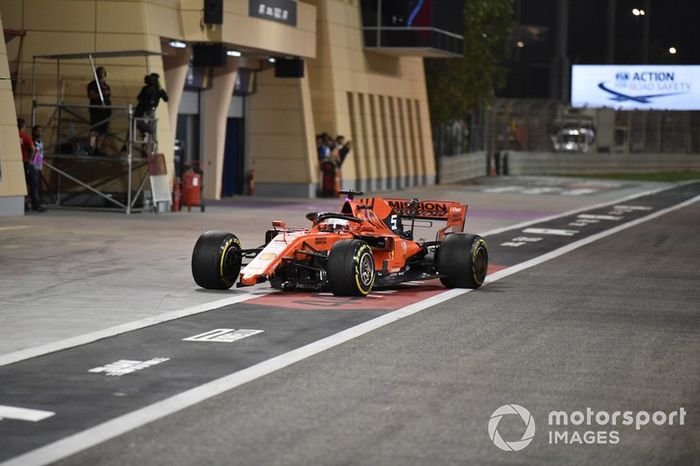Sebastian Vettel, Ferrari SF90, hace una parada en boxes para sustituir su alerón delantero