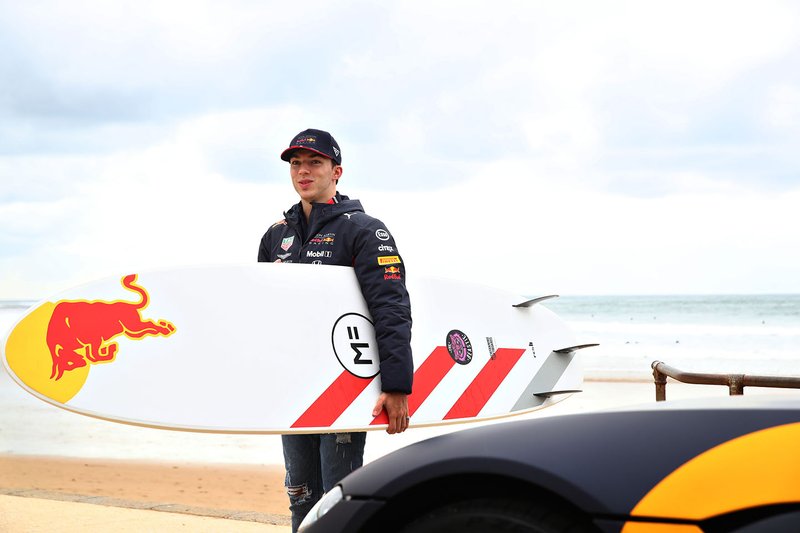 Pierre Gasly, Red Bull Racing, va a fare surf con la leggenda del surf Mick Fanning