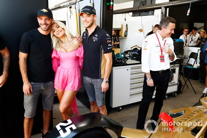 La cantante Rita Ora con Jean-Eric Vergne, DS TECHEETAH, Andre Lotterer, DS TECHEETAH en el garaje