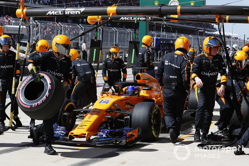 Fernando Alonso, McLaren MCL33, retires from the race