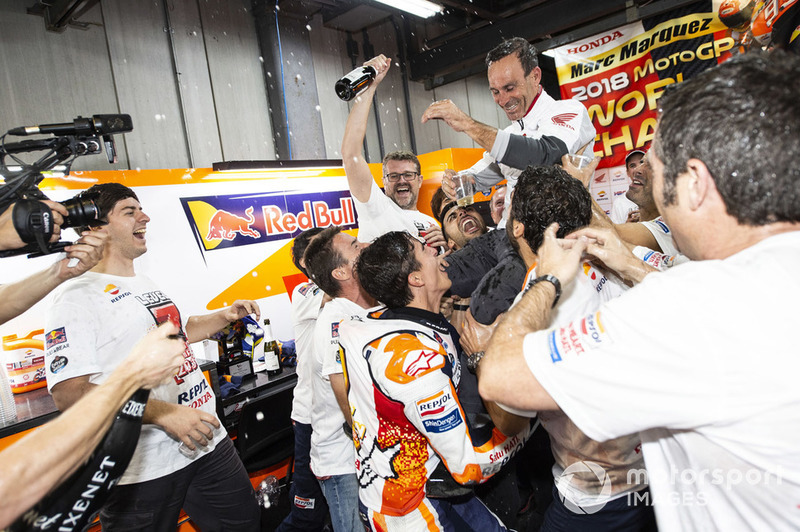 MotoGP-Weltmesiter 2018: Marc Marquez, Repsol Honda Team, mit Alberto Puig