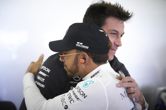 Toto Wolff, Direttore Esecutivo (Business), Mercedes AMG, abbraccia Lewis Hamilton, Mercedes AMG F1