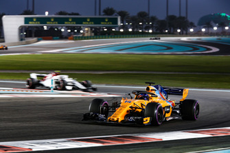 Fernando Alonso, McLaren MCL33 leads Charles Leclerc, Sauber C37