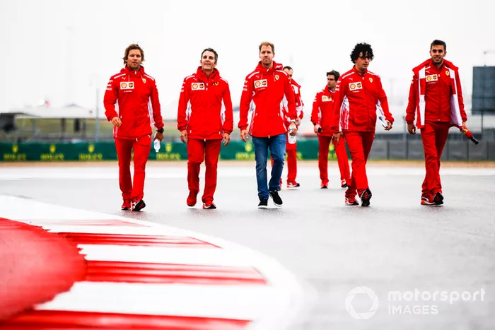 Sebastian Vettel, Ferrari, camina por el circuito