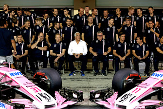 Lawrence Stroll, proprietario del team Racing Point Force India F1 e Otmar Szafnauer, Team Principal, Racing Point Force India, nella foto di gruppo del team Racing Point Force India F1