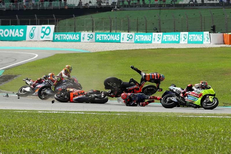 Brad Binder, Red Bull KTM Factory Racing, Jack Miller, Red Bull KTM Factory Racing, Fabio Quartararo, Yamaha Factory Racing Crash