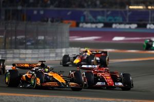 Charles Leclerc, Ferrari SF-24, lucha con Oscar Piastri, McLaren MCL38 