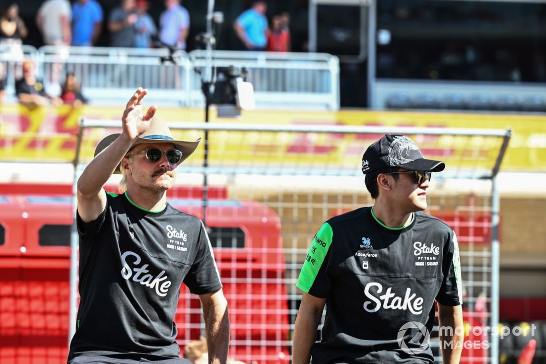 Valtteri Bottas, da Stake F1 Team KICK Sauber, e Zhou Guanyu, da Stake F1 Team KICK Sauber, acenam ao público