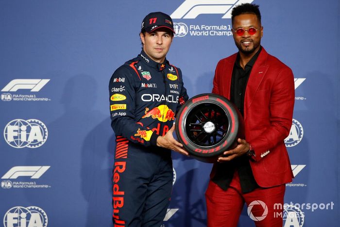 Sergio Pérez, Red Bull Racing, recibe el Premio Pirelli a la Pole Position de manos del ex futbolista internacional Patrice Evra.