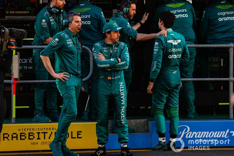 Lance Stroll, Fernando Alonso, Aston Martin F1 Team, al muretto dei box