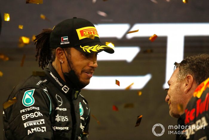 Podio: segundo lugar Lewis Hamilton, Mercedes felicita a Christian Horner, director del equipo Red Bull Racing