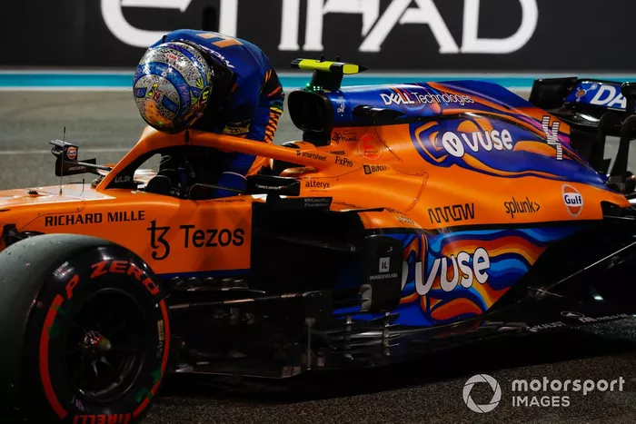 Lando Norris, McLaren, llega a la parrilla de salida después de asegurarse el tercer puesto en la parrilla
