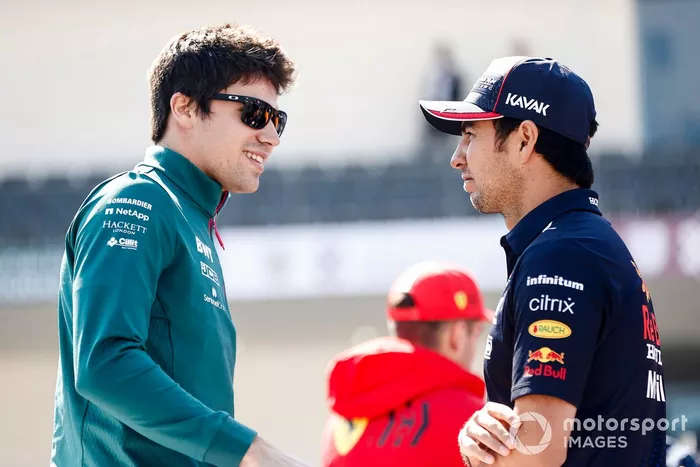 Lance Stroll, Aston Martin, y Sergio Pérez, Red Bull Racing, hablan en el desfile de pilotos