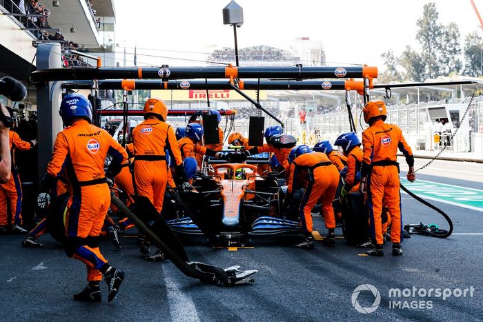Lando Norris, McLaren MCL35M, en pits