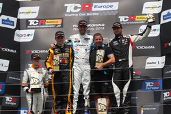 Podio: il vincitore della gara Dusan Borkovic, Target Competition Hyundai i30 N TCR, il secondo classificato Stian Paulsen, Stian Paulsen Racing Cupra TCR, il terzo classificato Dániel Nagy, M1RA Hyundai i30 N TCR