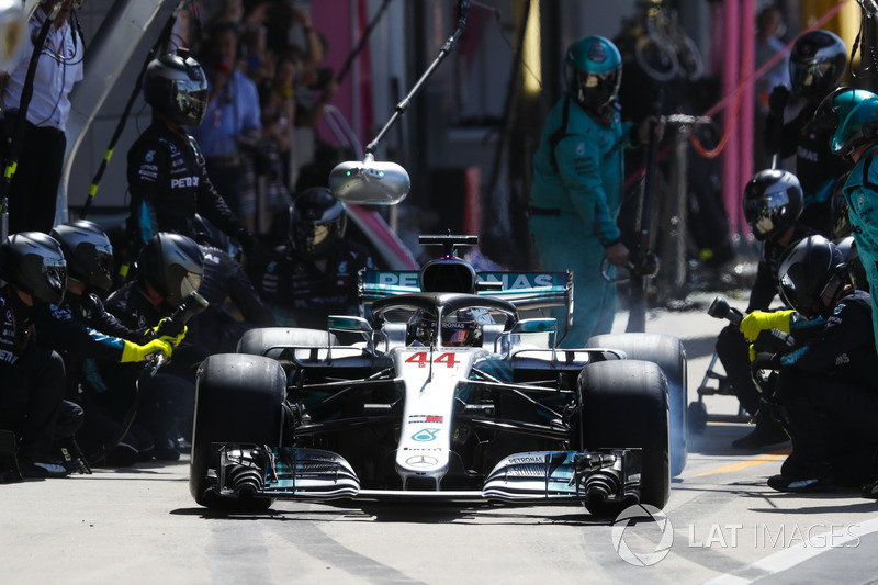 Lewis Hamilton, Mercedes AMG F1 W09, s'arrête aux stands
