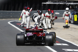 Marcus Ericsson, Sauber C37, rientra per un pit stop