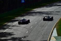 Brendon Hartley, Scuderia Toro Rosso STR13 et Romain Grosjean, Haas F1 Team VF-18
