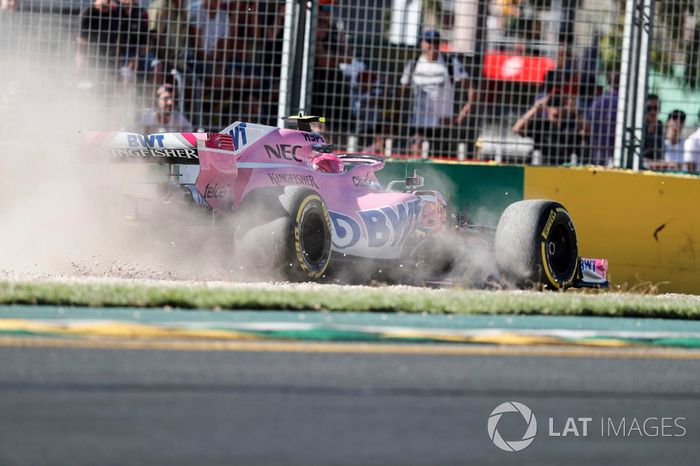 Esteban Ocon, Force India VJM11, corre fuera de pista