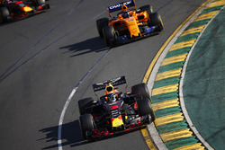 Daniel Ricciardo, Red Bull Racing RB14 Tag Heuer, leads Fernando Alonso, McLaren MCL33 Renault, and