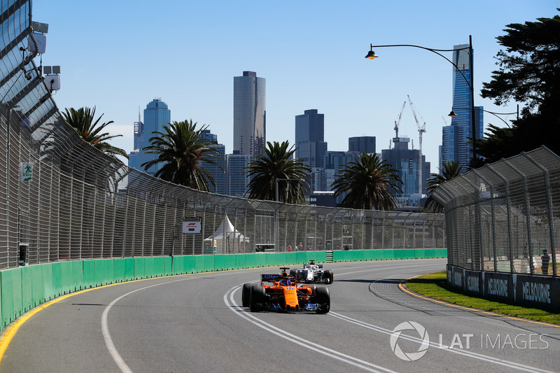 Fernando Alonso, McLaren MCL33 Renault, leads Marcus Ericsson, Sauber C37 Ferrari