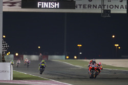 Andrea Dovizioso, Ducati Team, et Marc Marquez, Repsol Honda Team, passent la ligne d'arrivée