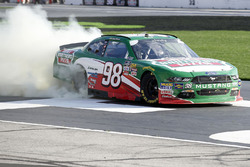 Kevin Harvick, Stewart-Haas Racing with Biagi-Denbeste Racing, Hunt Brothers Pizza Ford Mustang celebrates