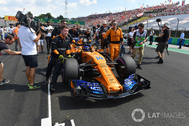 Fernando Alonso, McLaren MCL33 on the grid