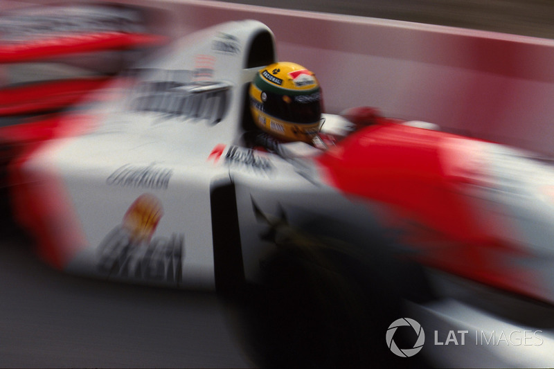 El brasileño era presionado por Schumacher tras un mal pit stop de McLaren. El alemán se acercaba amenazante.