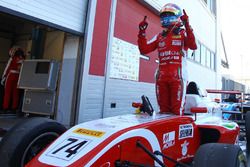 Enzo Fittipaldi comemora vitória em Adria pela F4 Italiana