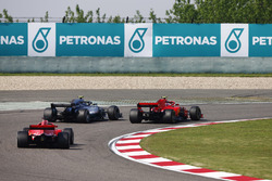 Valtteri Bottas, Mercedes AMG F1 W09, pasa a Kimi Raikkonen, Ferrari SF71H, por el liderato Sebastian Vettel, Ferrari SF71H,