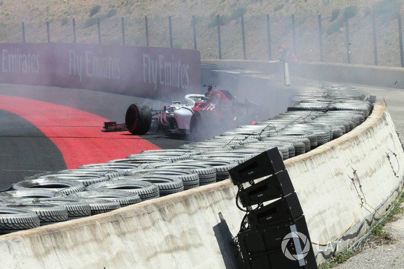 Авария и пожар: Маркус Эрикссон, Alfa Romeo Sauber C37
