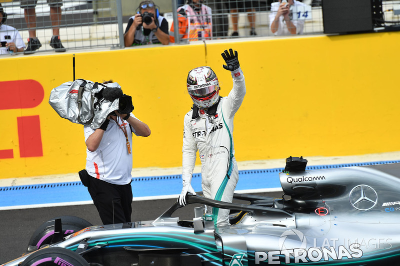 Il poleman Lewis Hamilton, Mercedes-AMG F1 W09 festeggia nel parco chiuso
