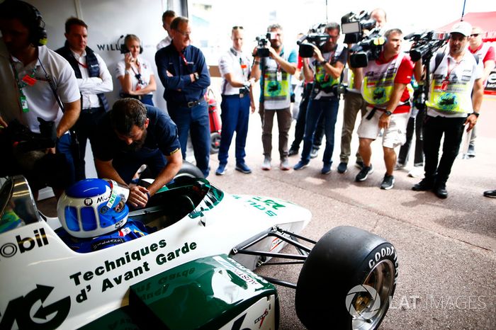 Los ex campeones del mundo, Keke Rosberg y su hijo Nico Rosberg, se preparan para correr el circuito en sus coches con el título ganador.