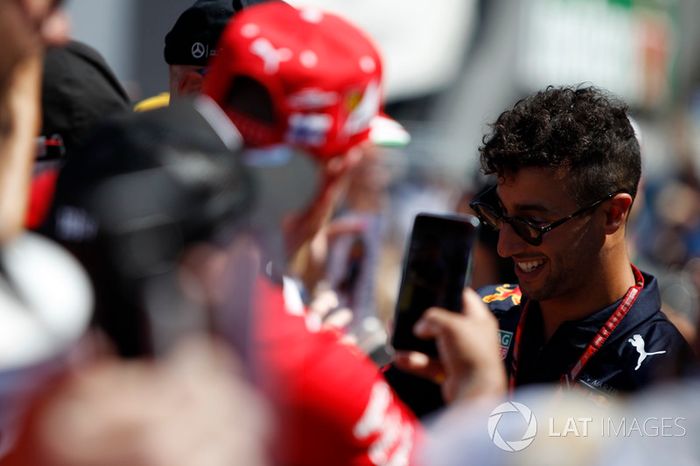 Daniel Ricciardo, Red Bull Racing firma autógrafos para los fanáticos