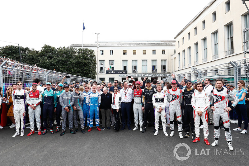 2018 pilotos de Fórmula E se alinean en la parrilla en Roma