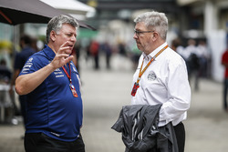 Otmar Szafnauer, Sahara Force India Formula One Team Chief Operating Officer and Ross Brawn, Formula One Managing Director of Motorsports