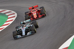 Льюис Хэмилтон, Mercedes AMG F1 W09, и Себастьян Феттель, Ferrari SF71H