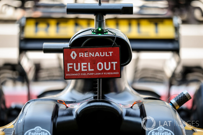 Carro de Nico Hulkenberg com aviso de "sem combustível"