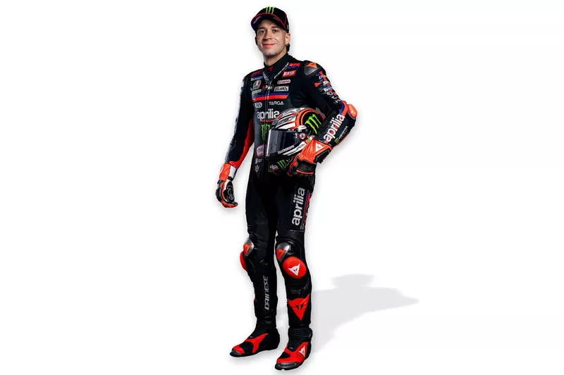Marco Bezzecchi avec sa combinaison aux couleurs d'Aprilia et Monster